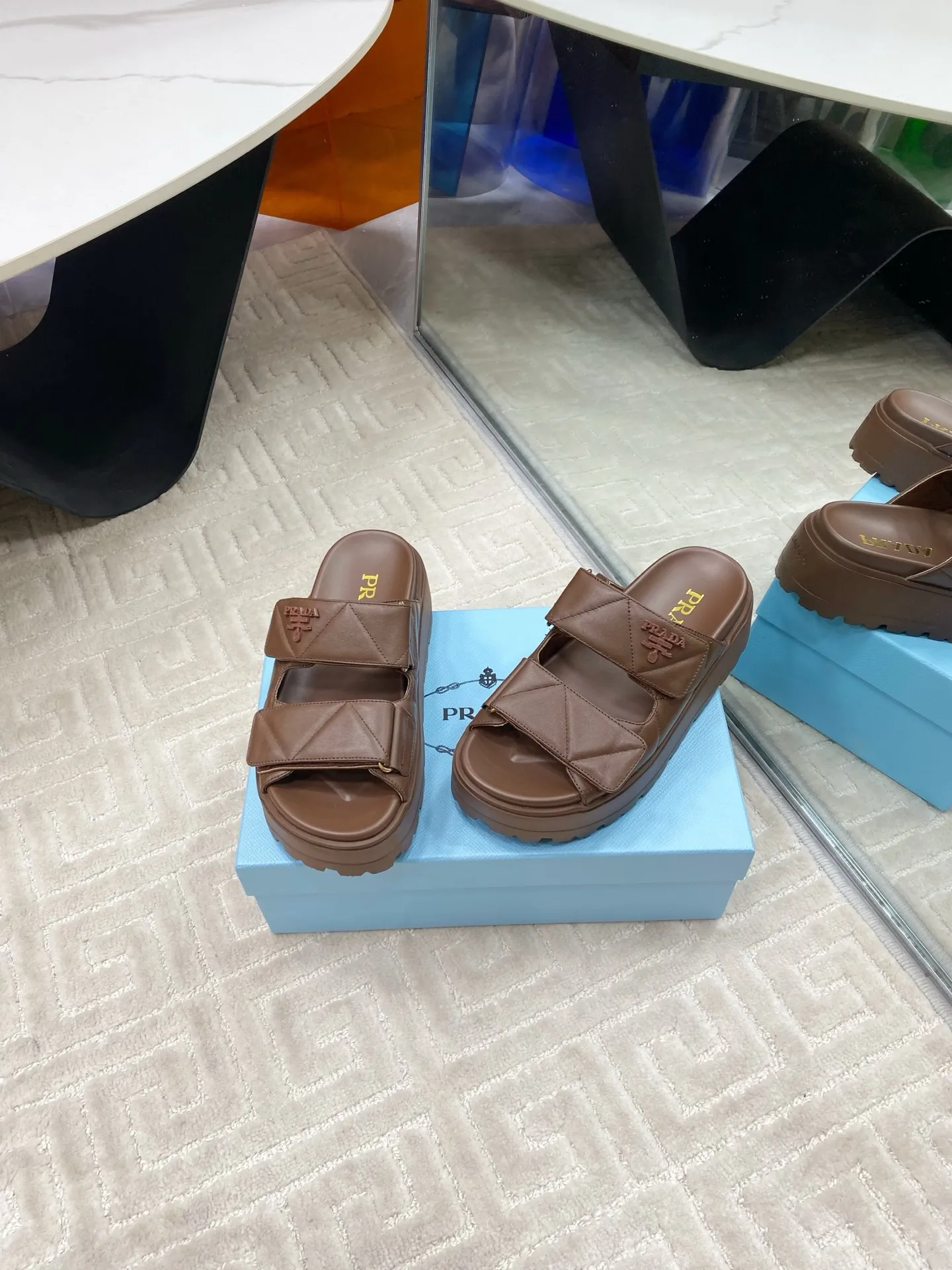 👟👟Ex-factory price 580👟👟 Prada Prada 2025 spring and summer new sandals Roman thick-soled Velcro sandals slippers The latest catwalk style, classic upgrades Comfort and fashionability coexist Each color combination looks good, and the design matches different style needs Upper: Original customized cowhide Lining: Original customized sheepskin lining, cowhide Foot pads Outsole: Original open-molded anti-slip outsole Shoe size: 35-40
